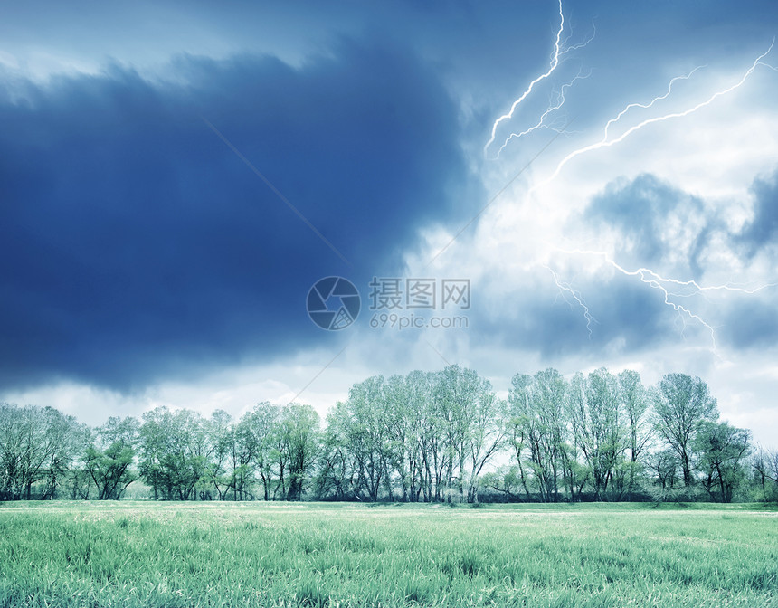 绿田和风暴图片