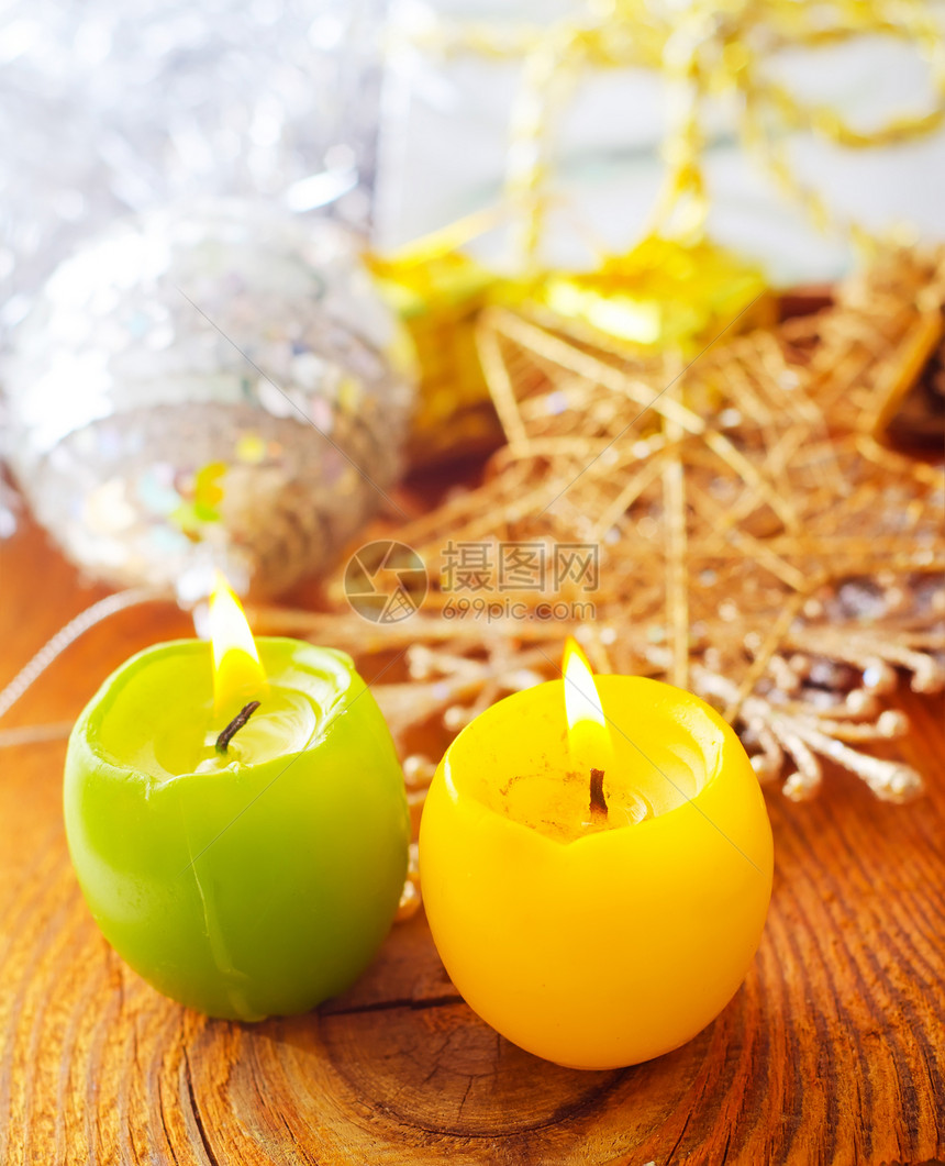 两支蜡烛黄和绿日月装饰图片