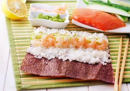 寿司大米和虾的新鲜原料图片
