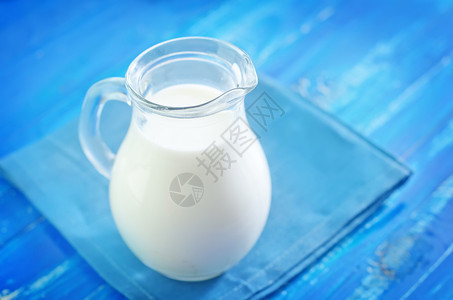 奶精罐中装牛奶背景
