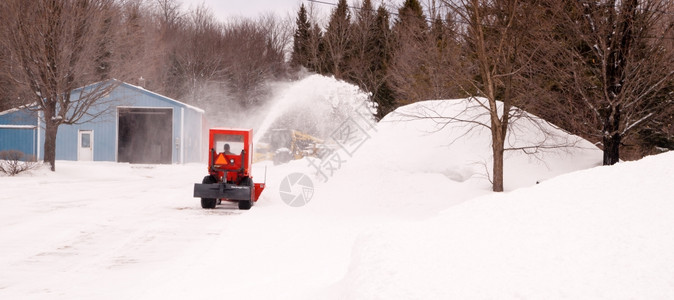 拖拉机在清理车道上的雪图片