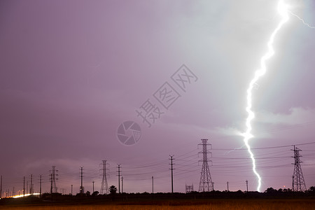 这场暴风雨越来近了无法在德克萨斯南部的电力线上舒适高清图片