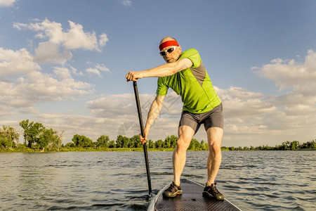 在科罗拉多州柯林斯堡的一个当地湖上站起桨板男性的高清图片素材