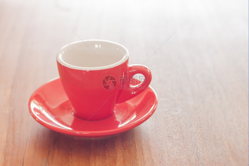 红咖啡杯在木制桌上库存照片图片