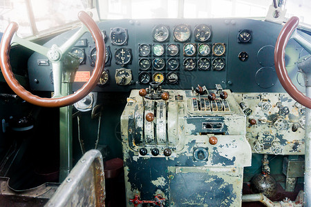 旧飞机驾驶舱内图片