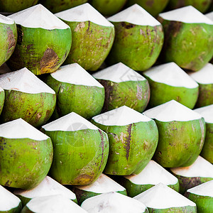 市场上的新鲜椰子热带水果新鲜椰子背景图片