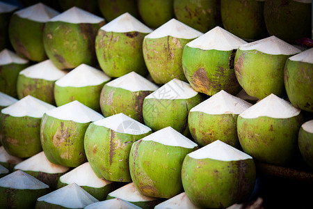 市场上的新鲜椰子热带水果新鲜椰子背景图片