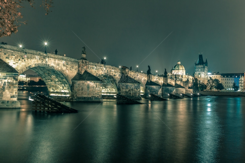 CharlesBridgeandoldTown桥和旧城塔晚上在捷克布拉格图片