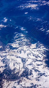 飞机窗外的雪山风景背景图片