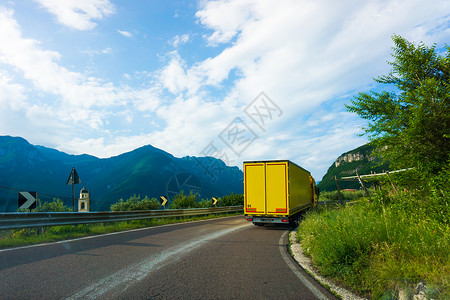 货物运输黄色卡车图片