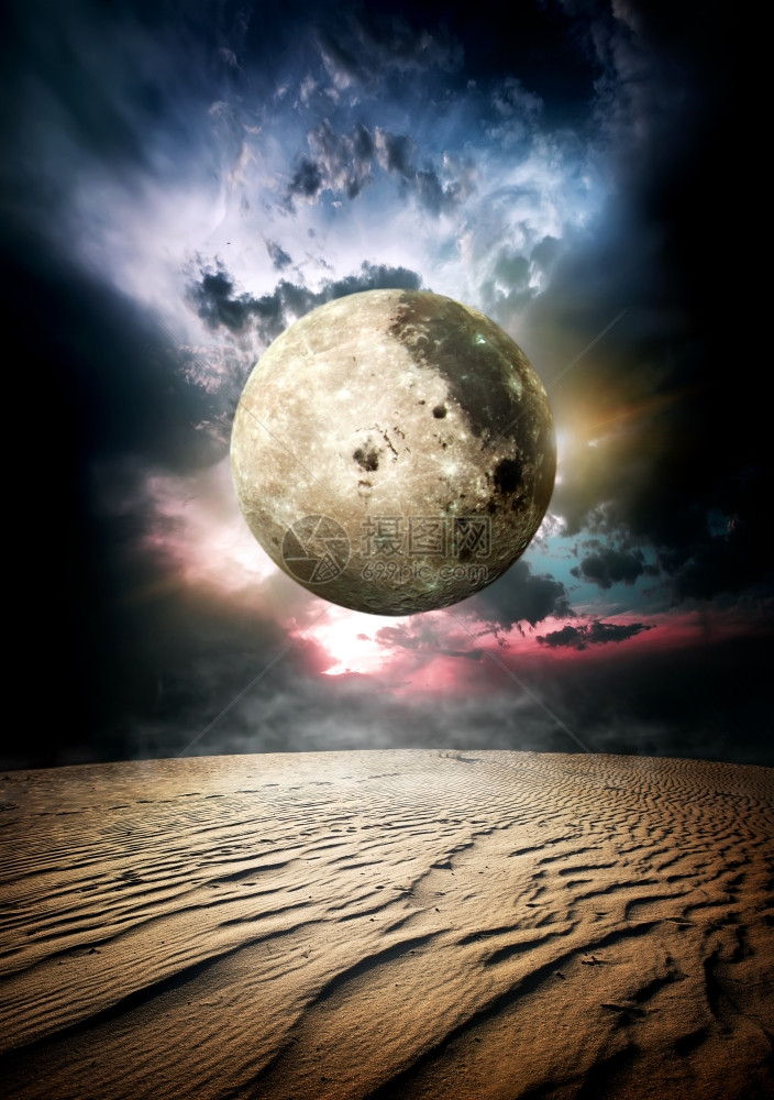 满月沙漠中美丽的云由国航天局提供的图像图片