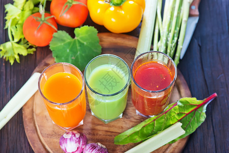 玻璃和桌上的蔬菜汁背景图片