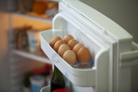 储存在冰箱中的蛋图片