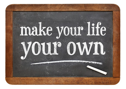 让你的生活成为自己的生活激励短信在老旧的黑板上图片