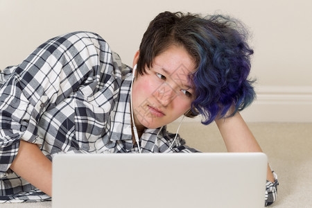 在家里听音乐的时候看着电脑的少女很不快乐写博客高清图片素材