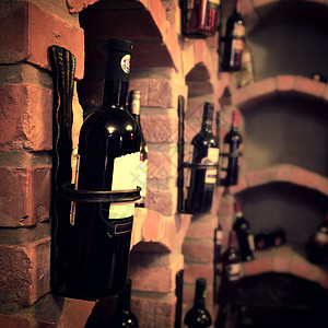 地下窖的酒瓶背景图片