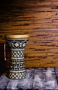 深竹垫和木制背景图片