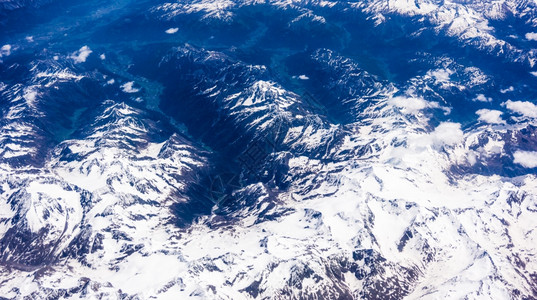 飞机窗外的雪山风景背景图片