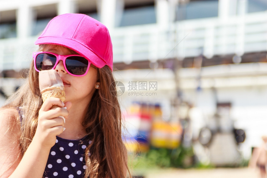 小女孩吃冰淇淋夏天小孩吃冰淇淋图片