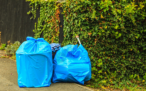 全蓝色垃圾袋和露天垃圾袋背景图片
