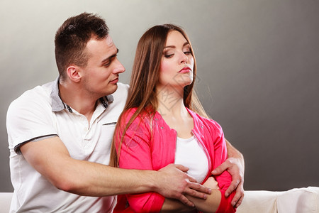 丈夫拥抱不快乐的妻子愤怒女孩不和男人说话图片