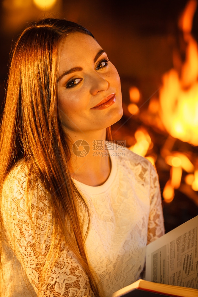 女人在壁炉旁看书图片