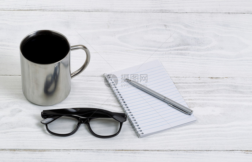 白色桌面带有咖啡笔纸张和阅读眼镜以水平格式布局图片