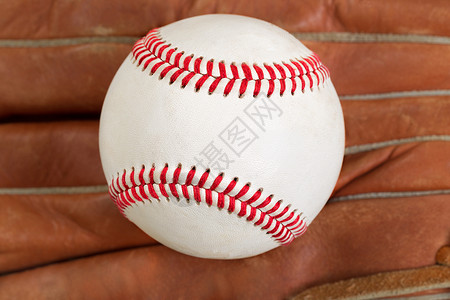白色皮手套接近棒球有选择地聚焦中心背景有皮手套格式化为填满的框布局背景
