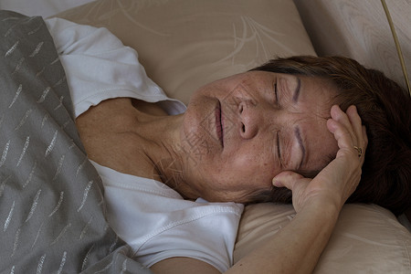 近距离接高龄女人视试图入睡失眠概念图片