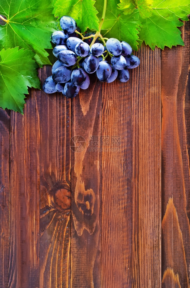 木板上的新葡萄桌子上的新葡萄图片