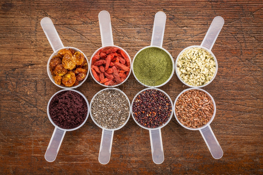超食品抽象(小麦草、可莓果汁吉麻籽chia种子金莓籽quinoa谷物)—衡量勺子对锈木的最佳观察图片