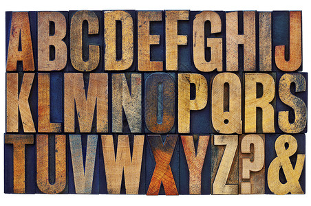 26个英文字母问题标记和安培用彩色墨水染的旧印刷纸质木材型品板背景图片