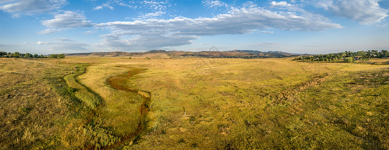 科罗拉多州福特柯林斯堡附近的洛基山脉前线地区脚丘草原的空中航全景日出点燃的夏季风景CathyFrommePraire自然区背景图片