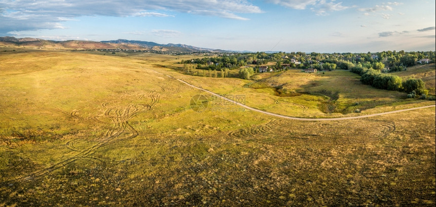 科罗拉多州福特柯林斯堡附近的洛基山脉前线一带丘草原的脚空中全景日出点燃的夏季风景CathyFrommePrairie自然区行车足图片