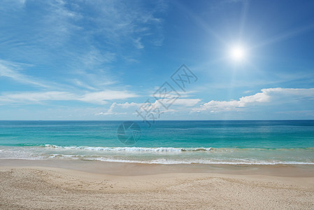 蓝天空中的桑迪沙滩和太阳图片