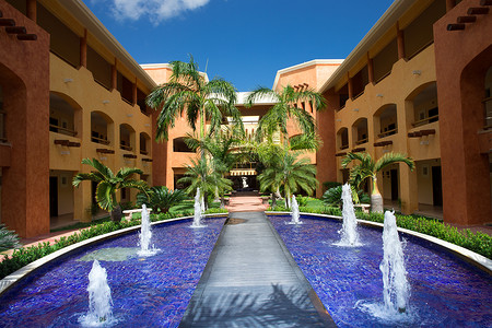 旅馆前厅喷泉图片