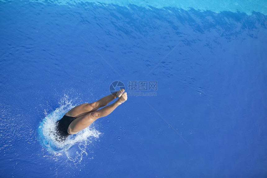 潜入水中图片