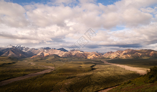 麦金利山阿拉斯加登那利山脉和谷背景