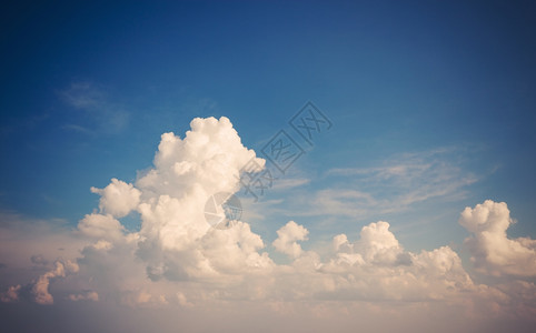 云和蓝天空图片