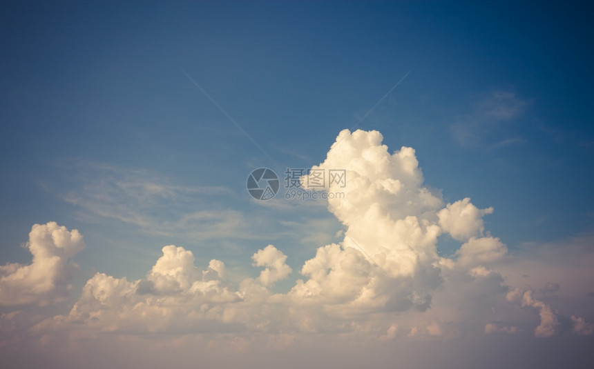 云和蓝天空图片