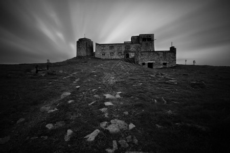 古旧的黑暗城堡废墟背景图片