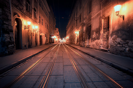 夜晚的旧欧洲城市背景图片