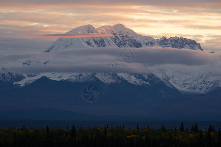 远在阿拉斯加的德朗山后发生日出高清图片