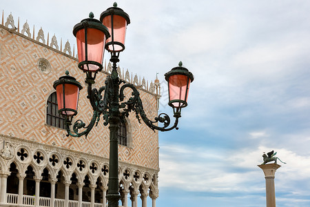 意大利威尼斯Doge宫附近的圣马克广场上典型的威尼斯灯笼图片