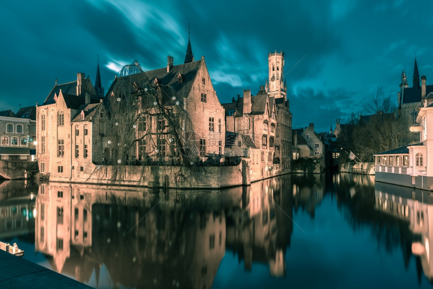 在比利时布鲁日落在比利Rozenhoedkaai的Rozenhoedkaai的QuayRosary的中世纪童话镇和Belfort图片