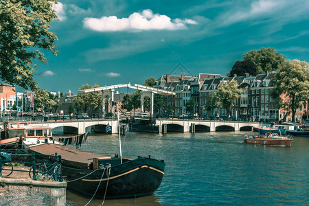 阿姆斯特丹运河市风景MagereBrug桥船只和自行车荷兰图片