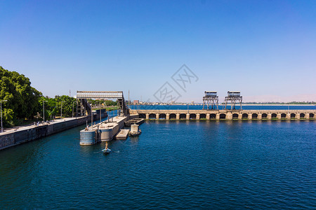 埃及尼罗河上的滑水门埃斯纳附近的水门背景图片