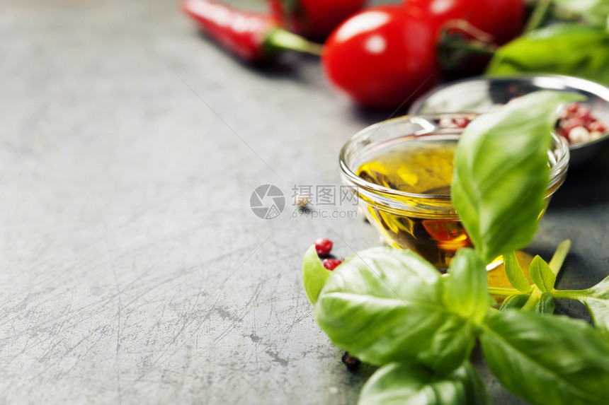 木勺和古老背景的原料蔬菜食品健康或烹饪概念图片