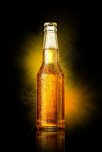 冷啤酒瓶黑上装有滴霜冻和蒸汽的冷啤酒瓶图片