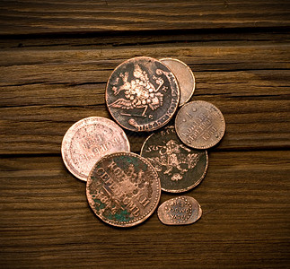 俄罗斯帝国旧硬币在古老的风化木材背景中图片